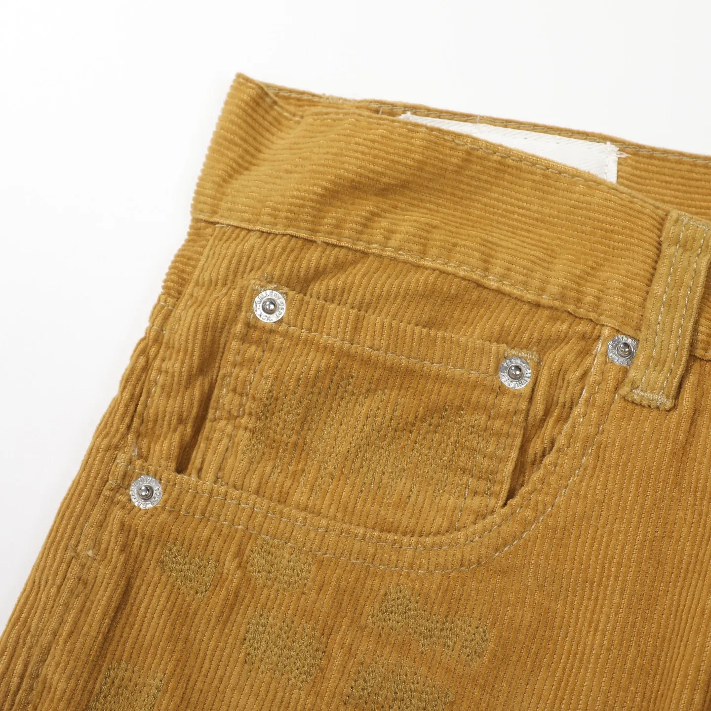 P240 Chrome Hearts Gallery 2025 corduroy spliced ​​multi-pocket couple bootcut jeans are a hot trend this season and are sought after by countless celebrities and fashionistas. The neat details of the cutting process add color to the playful fashion! The neat and meticulous design, and the well-fitting structure is unique. The upper body not only has outstanding recognition, but also looks younger and younger. A style with the ultimate wearing meaning and performance, gorgeous color matching, and the craftsmanship of this style is also extremely extraordinary. After the finished product is washed, it is disassembled and hand-made with sheepskin cross leather and then spliced ​​together to complete. The whole piece has too many craftsmanship to describe. It is decorated with patchwork cross flowers and high-waisted washed jeans! ! Absolutely high-end luxury product, a god-level single product, a super popular product, made with top heavy industry, a magic weapon that cannot be missed to hit the streets. Size: 28 30 32 34 36 Color: Yellow